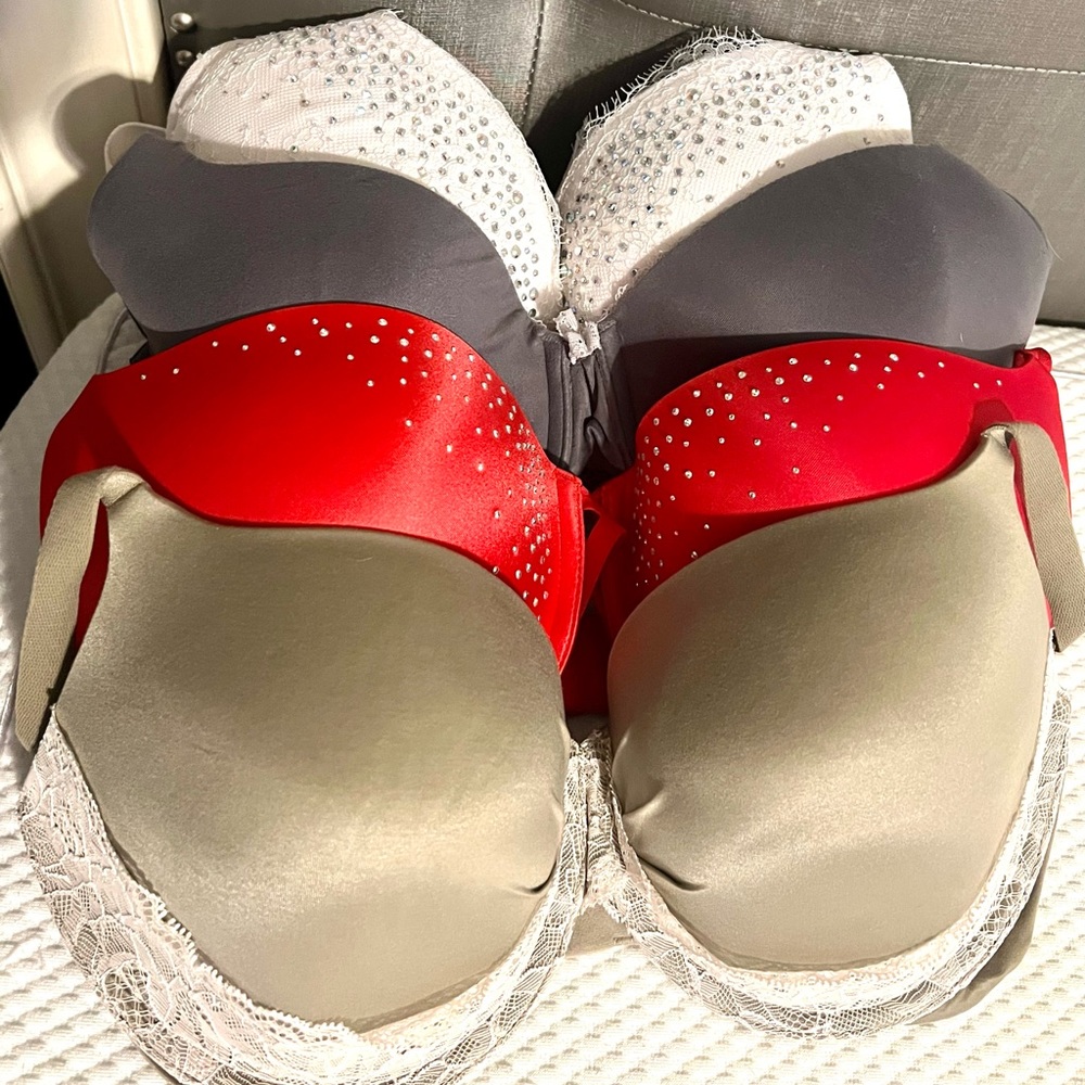 EUC Victoria’s Secret bras size 34 DDD